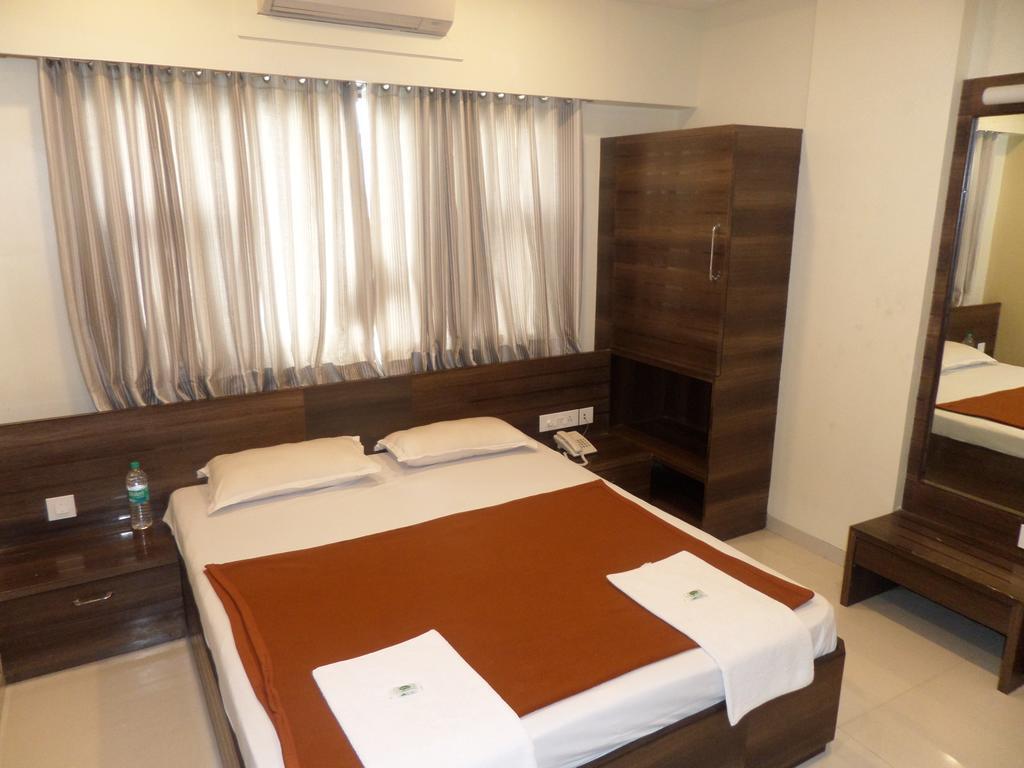 Готель Sai Heera Residency Ширді Номер фото