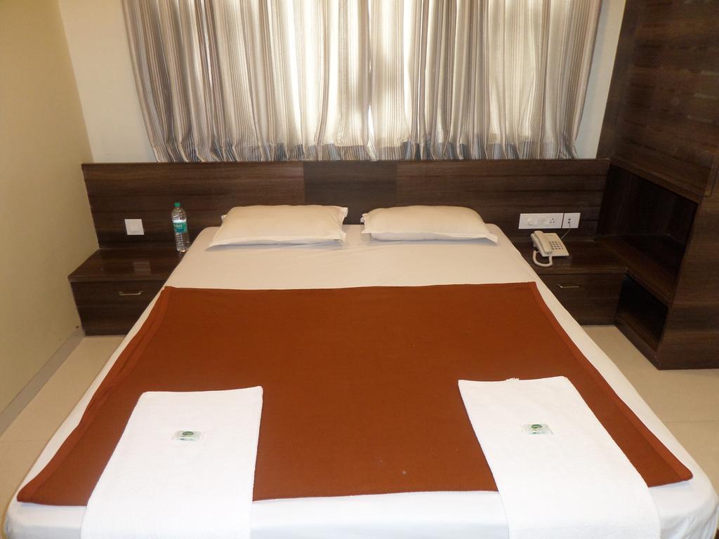 Готель Sai Heera Residency Ширді Номер фото