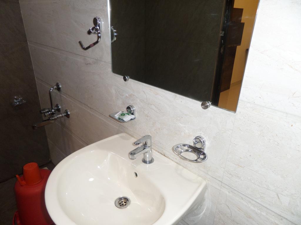Готель Sai Heera Residency Ширді Номер фото