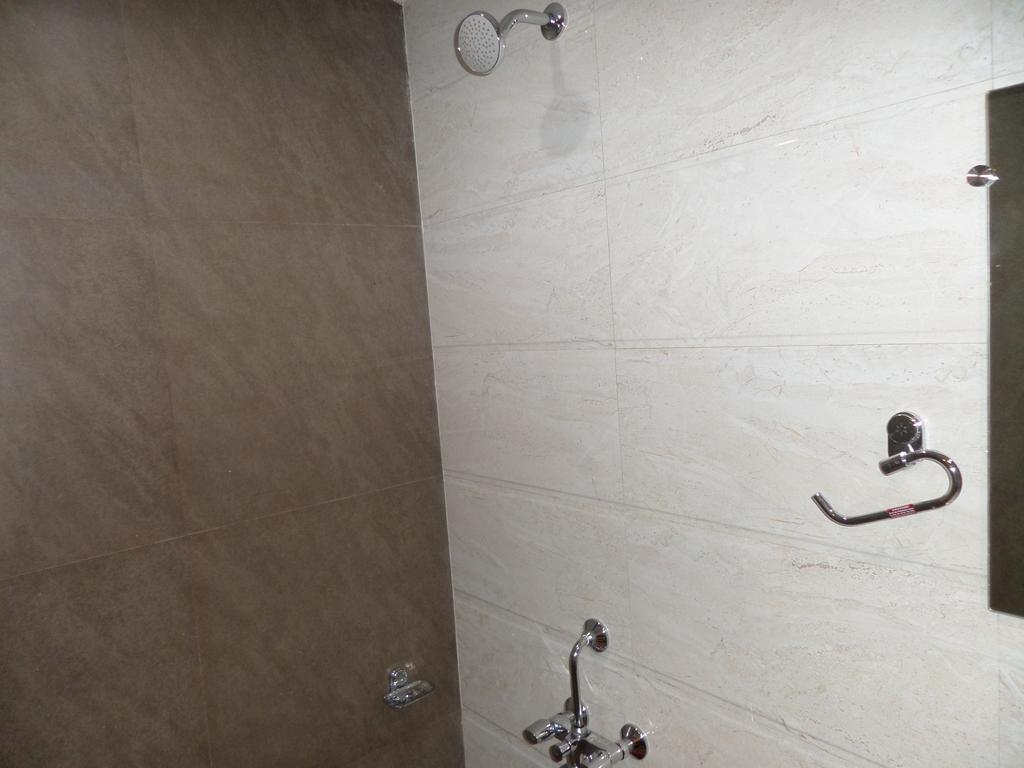 Готель Sai Heera Residency Ширді Номер фото