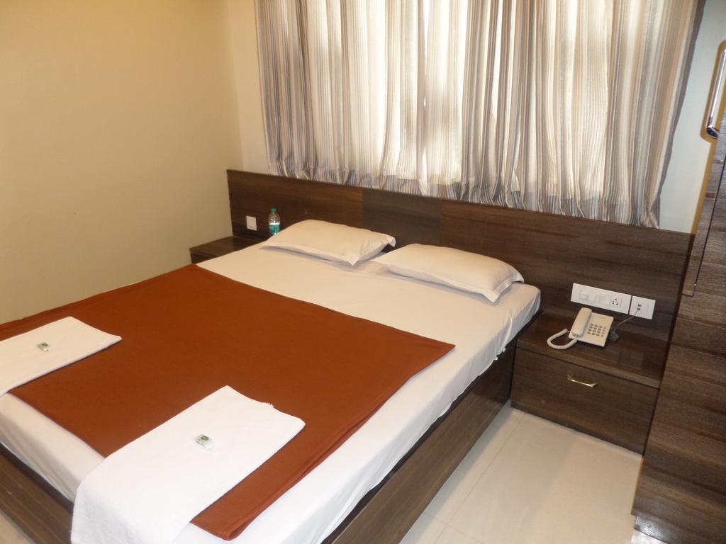 Готель Sai Heera Residency Ширді Номер фото