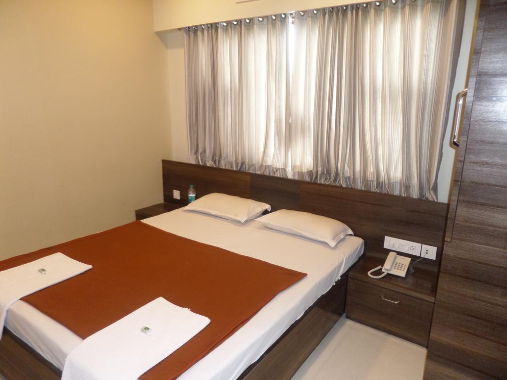 Готель Sai Heera Residency Ширді Номер фото