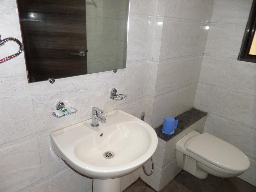 Готель Sai Heera Residency Ширді Номер фото