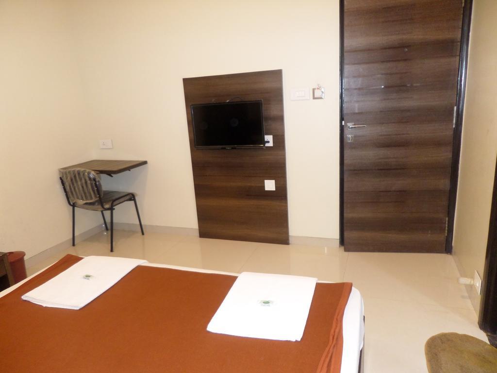 Готель Sai Heera Residency Ширді Номер фото