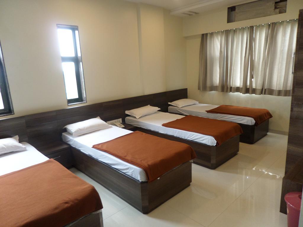 Готель Sai Heera Residency Ширді Номер фото