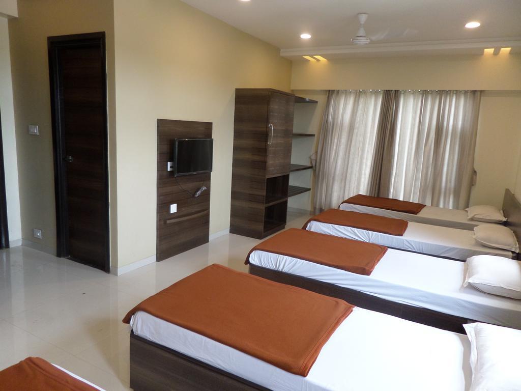 Готель Sai Heera Residency Ширді Номер фото